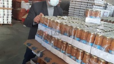 ضبط 48 طن مواد غذائية منتهية الصلاحية داخل مصنع بكفر الشيخ (صور)