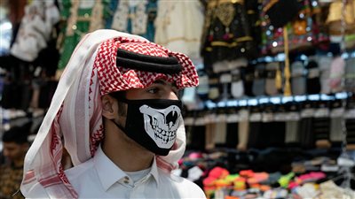 حقيقة وجود دودة سوداء بالكمامات في السعودية