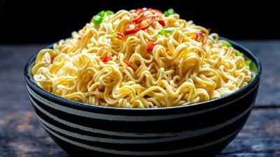 استشاري تغذية: الإندومي يحتوي على مكون ضار يصيب بالسرطان