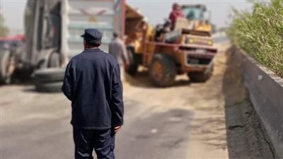 شلل مروري بسبب انقلاب سيارة نقل بطريق بنها - المنصورة 