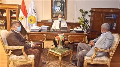 محافظ أسيوط يناقش مع مسئولي الري الموقف التنفيذي لتبطين وتأهيل الترع بالقرى