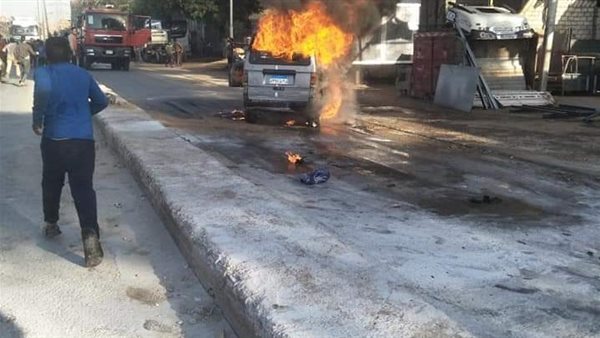 اندلاع النيران بسيارة