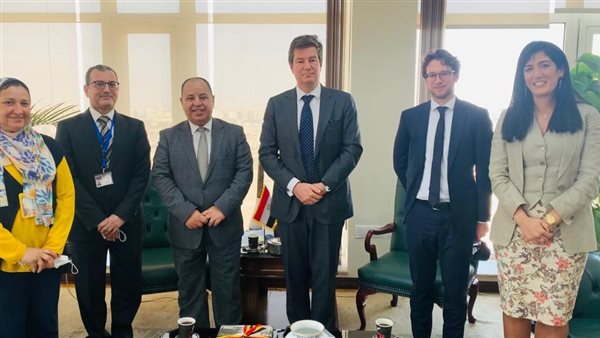 وزير المالية مع السفير