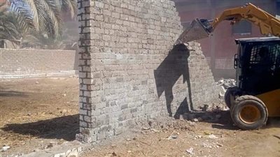 إزالة فورية لمنزل مخالف على أراضٍ زراعية بقرية قصر رشوان بالفيوم (صورة)