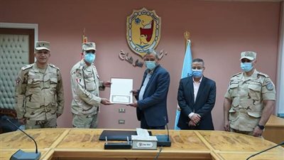 بعد التفاني في علاج المصابين بقطاري طهطا.. القوات المسلحة تكرم مدير المستشفى الجامعي بسوهاج  