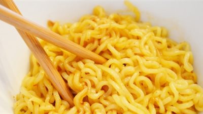 ضبط 4 آلف عبوة إندومي منتهية الصلاحية داخل مخزن بسوهاج