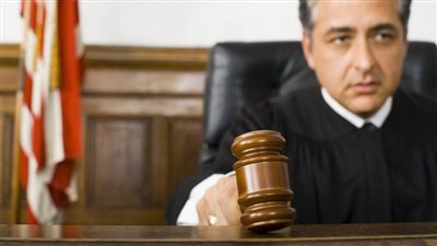 لأول مرة في تاريخ القضاء.. قاضٍ بمجلس الدولة يغرم نفسه على المنصة لتعطيله سير الجلسة (مستند)