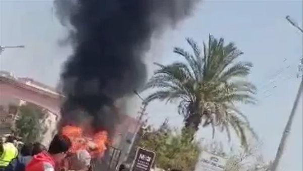 اشتعال النيران بسيارة