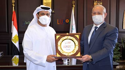 محافظ الأقصر يُهدي درع المحافظة لسفير دولة الإمارات