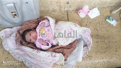 ننشر الصور الأولى لطفلة عثر عليها بمحطة سكة حديد قوص في قنا 