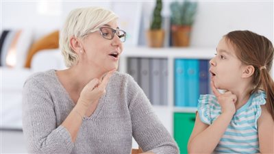 كيفية التعامل مع الطفل المصاب بالتلعثم 
