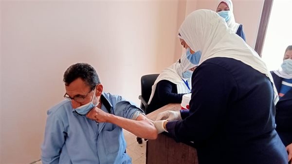 تطعيم المواطنين بلقاح