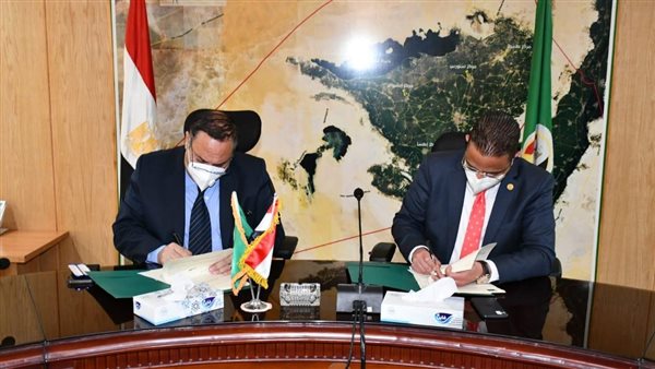 جانب من توقيع البروتوكول