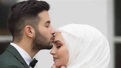 تعرف على حكم تقبيل الزوجة في نهار رمضان أو احتضانها 