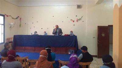 نائب رئيس جامعة الأزهر بأسيوط يلتقي عددًا من طالبات المدينة الجامعية لبحث الشكاوى