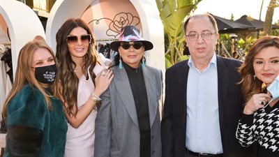 أصالة وزوجة راغب علامة وابنتا عمرو موسى ونور الشريف في معرض بالقاهرة الجديدة