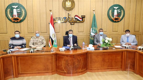 جانب من اجتماع محافظ