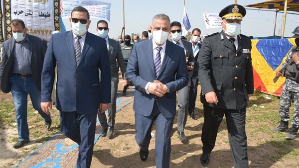 محافظ سوهاج ومدير