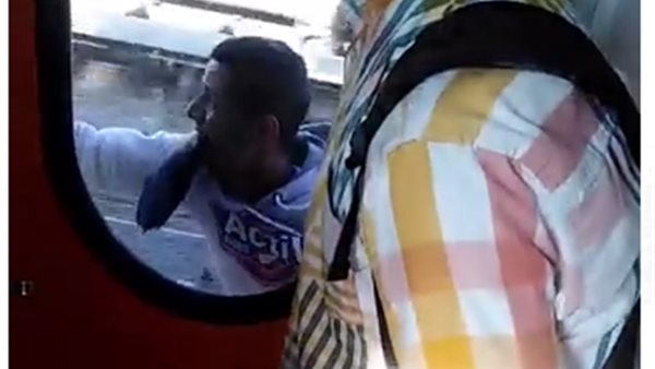 الشاب أثناء تعلقه