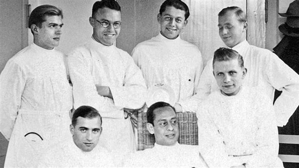 صورة جماعية مع الطبيب