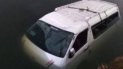 انتشال 4 جثث وإنقاذ 8 أشخاص آخرين بعد انقلاب سيارة 