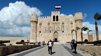 رياح شديدة وانخفاض في درجة الحرارة.. حالة من الطقس السيء تضرب عروس البحر المتوسط