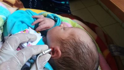 فحص 7266 طفلًا حديث الولادة بالمنيا ضمن مبادرة 