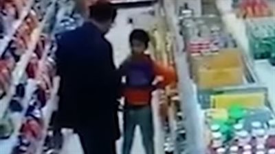 رجل يضرب طفلًا بـ