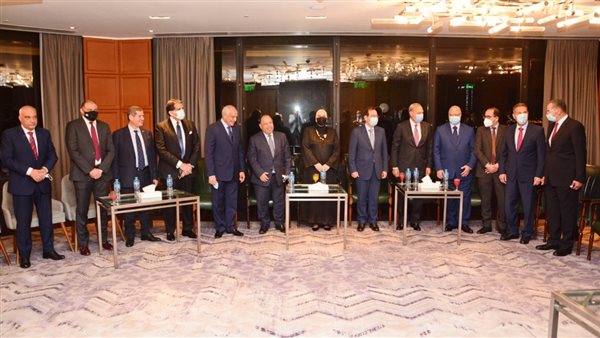 وزيرة التجارة تسلم