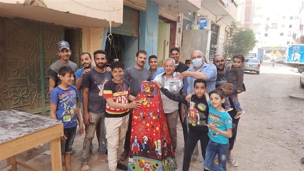 قبطي يهدي جرانه فانوس