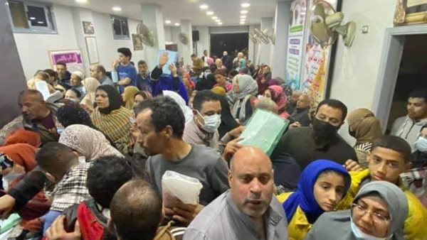 جانب من تجمع العشرات