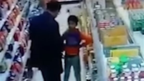 ضرب طفل داخل سوبر