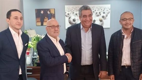 أحمد مجاهد مع المدير