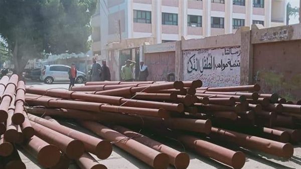 وصول أعمدة الإنارة