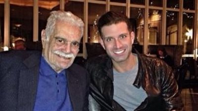 حفيد عمر الشريف الواصف نفسه بـ الأب الروحي للمثليين يعتذر لعدم وفاته