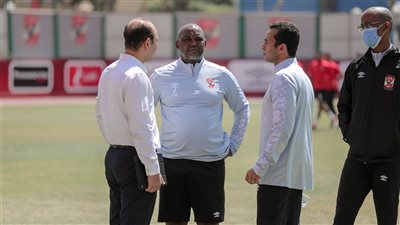 موسيماني يجتمع بطبيب الفريق للاطمئنان على المصابين