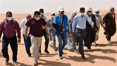 أثناء زيارة محافظ أسوان لقرية بنبان.. دعم مطالب الأهالى بإنشاء جبانة جديدة 