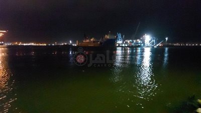 عبور السفينة الحاملة للكراكة 