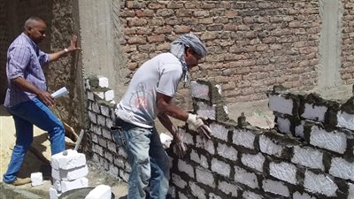 مصادرة المواد وإزالة سلالم خرسانية لبناء مخالف بالأقصر