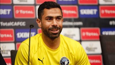 أحمد فتحي يصافح لاعبي الأهلي والجهاز الفني قبل مواجهة بيراميدز