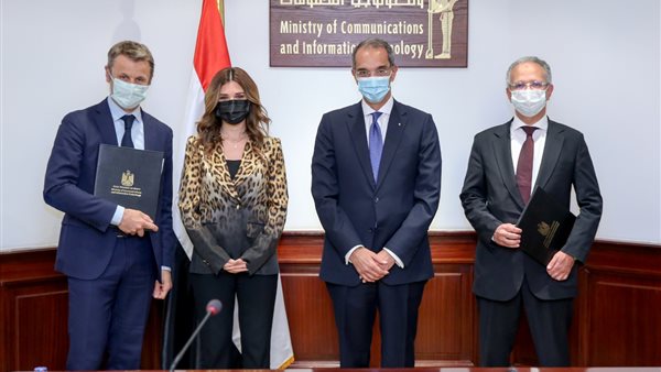 وزير الاتصالات يشهد