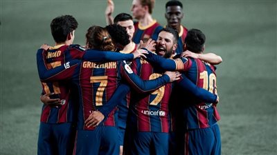 برشلونة يجدد عقد مدافعه عامين إضافيين