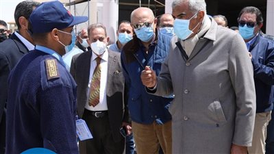 هشام طلعت مصطفى يكرم فرد أمن بـ