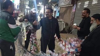 كاهن كنيسة يُشارك في تعليق زينة رمضان بالشرقية (صور)