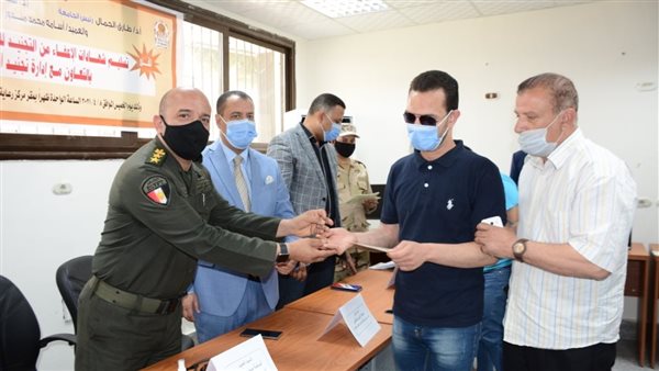 جانب من تسليم الشهادات