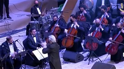 المايسترو سليم سحاب يقدم فقرة موسيقية خلال احتفالية يوم اليتيم 