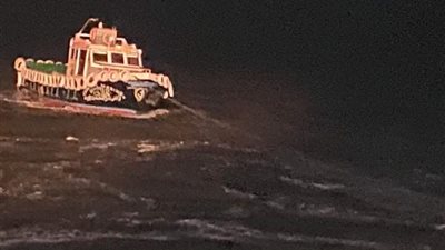  إنقاذ لنش وطاقمه البحري من الغرق بحقول بور فؤاد في بور سعيد (صور)