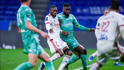 ليون يضرب أنجيه بثلاثية فى الدوري الفرنسي 