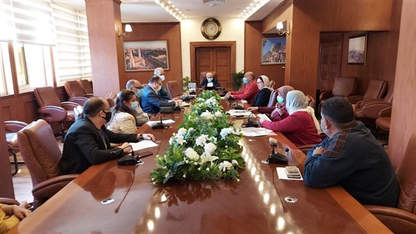 جانب من اجتماع محافظ