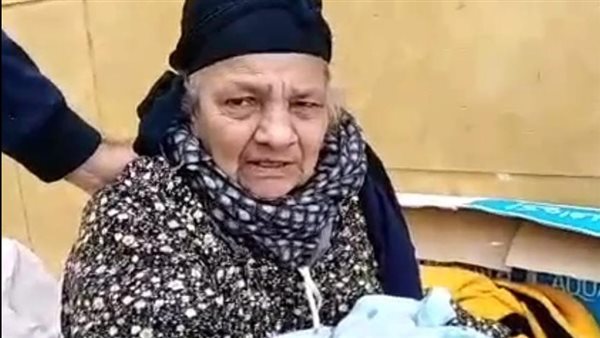 السيدة المسنة صاحبة